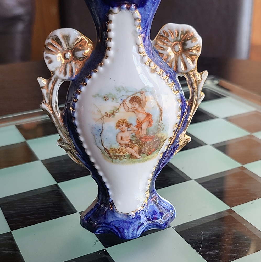 Victoria Vintage Bud Vase collectible - Picture 5 of 9